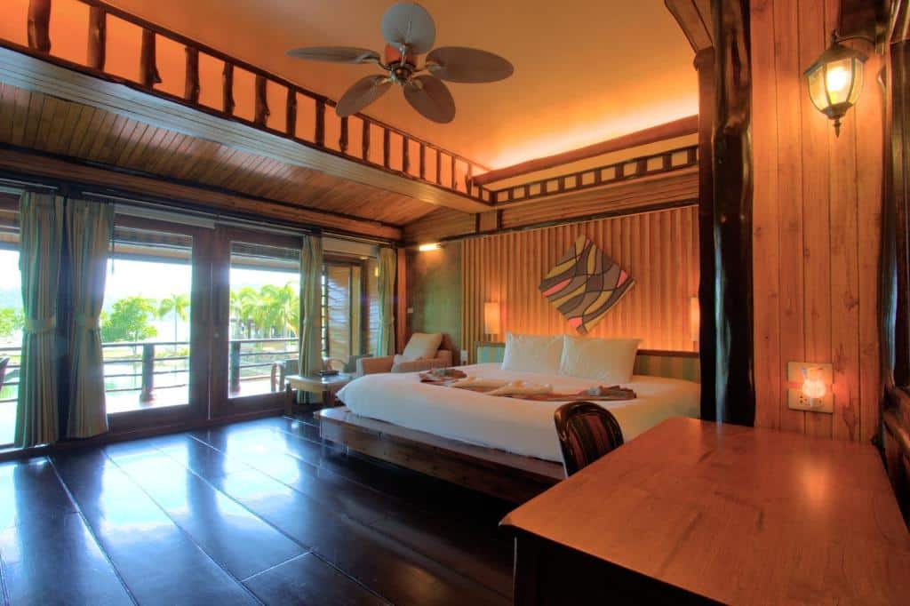 ห้องนอนพื้นไม้และพัดลมเพดานในราชบุรีที่เที่ยว เกาะช้างที่พัก
