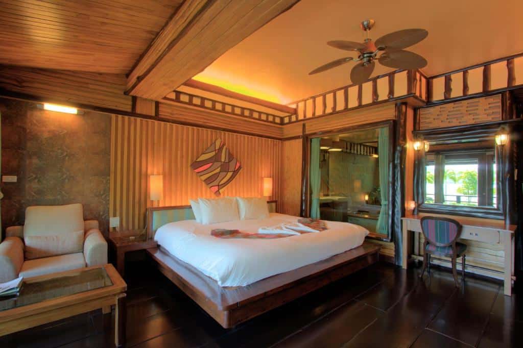 ห้องนอนพร้อมเตียงและพัดลมเพดาน ตั้งอยู่ในพื้นที่ท่องเที่ยวราชบุรี เกาะช้างที่พัก