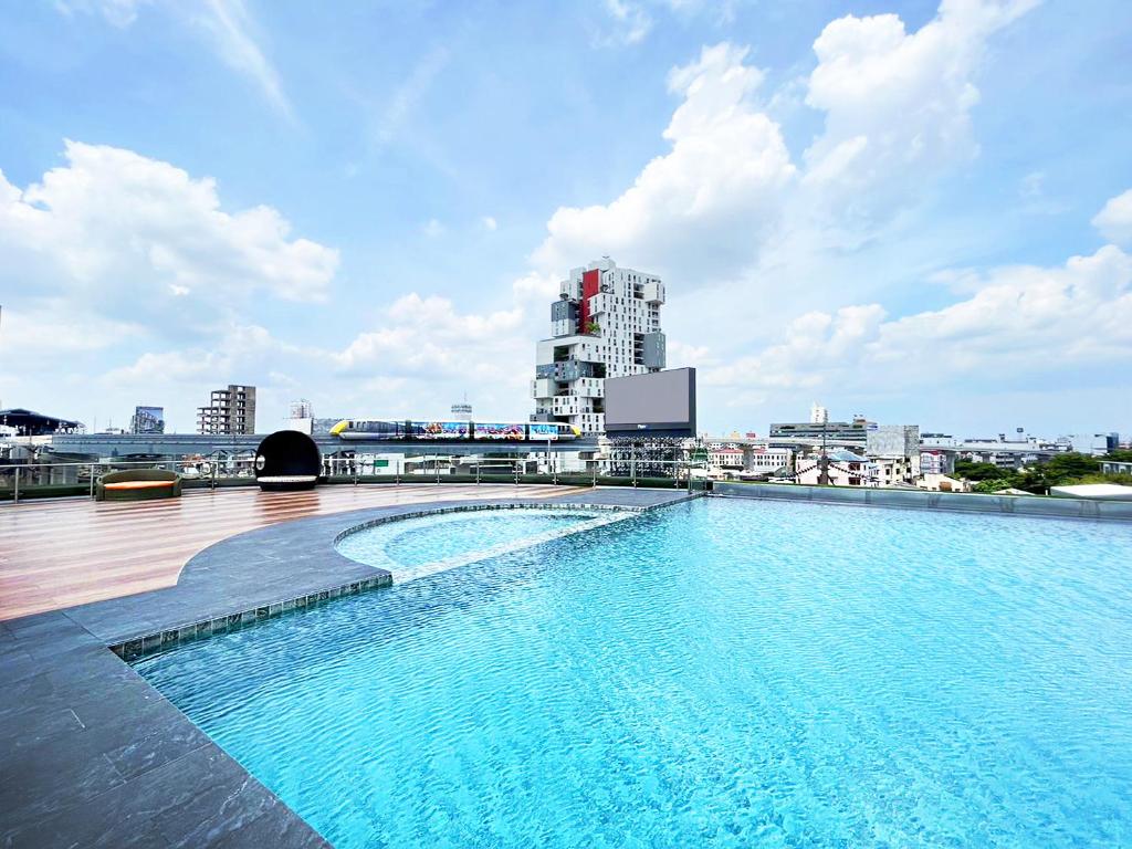 สระว่ายน้ำบนยอดอาคารในกรุงเทพฯ สถานที่ท่องเที่ยวยอดนิยม ที่พักกรุงเทพ