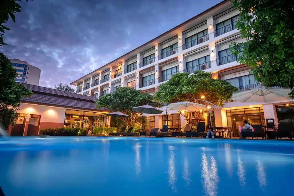 สระว่ายน้ำของโรงแรมยามพลบค่ำในที่พักของอ่าวนาง โรงแรมอุดรธานี
