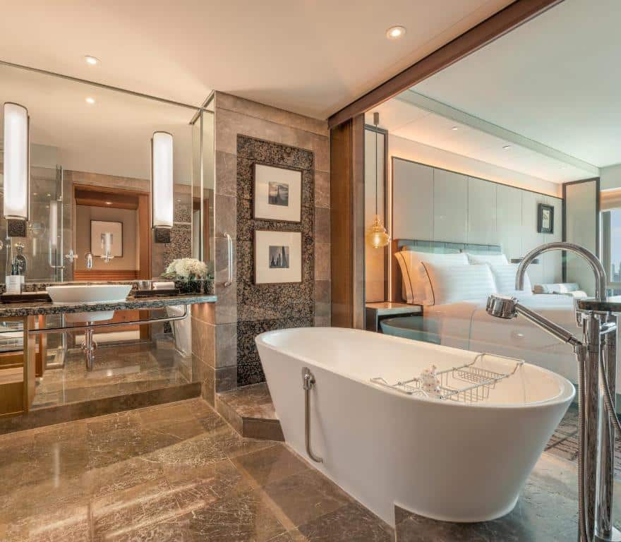 ห้องน้ำขนาดใหญ่พร้อมอ่างอาบน้ำและกระจกบานใหญ่ในบริเวณท่องเที่ยวร โรงแรมกรุงเทพ ชบุรี