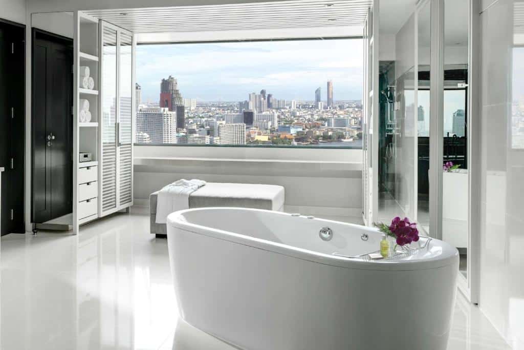 ห้องน้ำสีขาวพร้อ โรงแรมกรุงเทพ มทิวทัศน์อันน่าทึ่งของเมือง