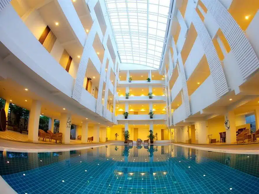 สระว่ายน้ำกลางอาคารขนาดใหญ่ตั้งอยู่ โรงแรมกรุงเทพ ในพื้นที่ท่องเที่ยวราชบุรีซึ่งเป็นที่นิยม
