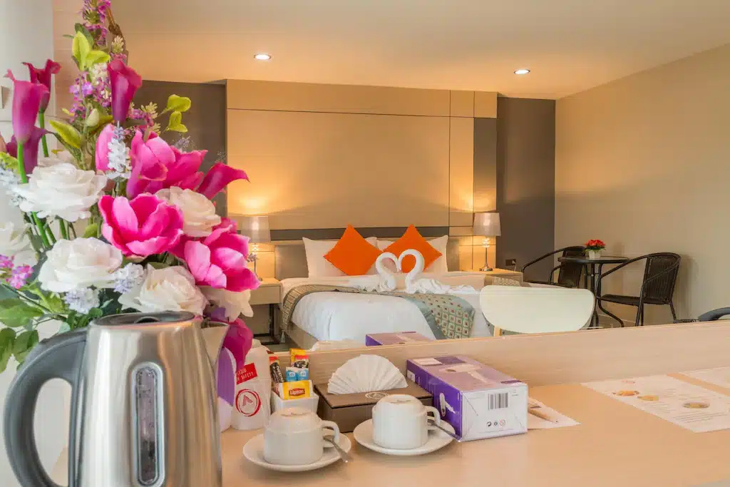 ห้องพักในโรงแรมที่มีเตียง เครื่องชงกาแฟ และดอกไม้  สถานที่ท่องเที่ยวหาดใหญ่