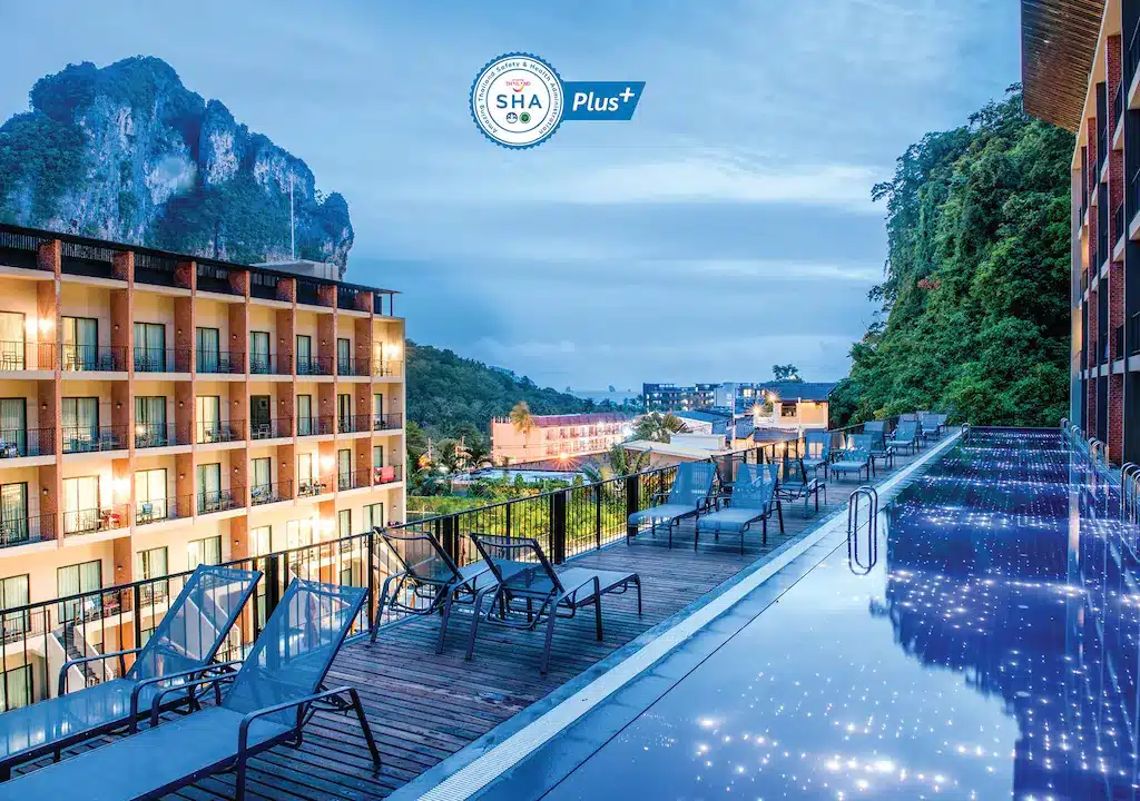สระว่ายน้ำริมชายหาดที่โรงแรมแห่งหนึ่งในภูเก็ตประเทศไทย ที่พักกระบี่อ่าวนาง