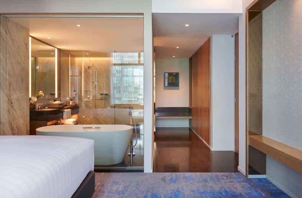 ห้องพักในโรงแรมที่มีประตูกระจก โรงแรมกรุงเทพ