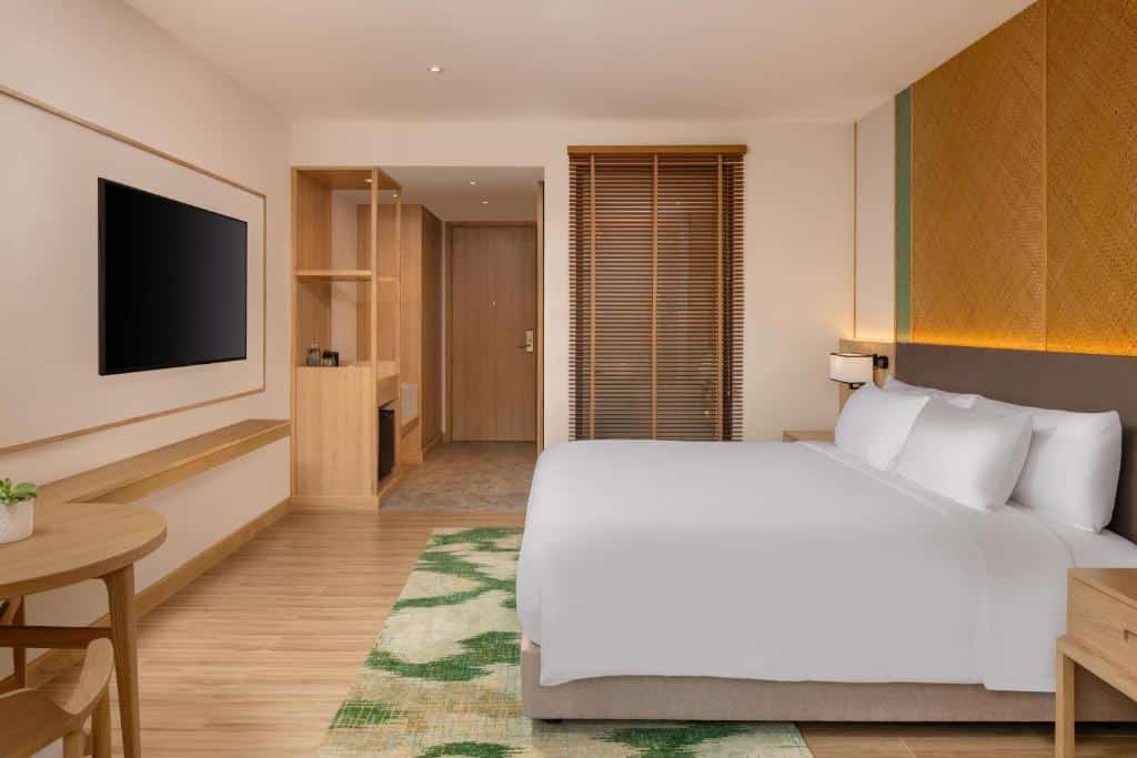 ห้องพักในโรงแรมที่มีเตียงขนาดใหญ่และทีวีจอแบน ตั้งอยู่บนถนนคนเดินเชียงใหม่ ที่เที่ยวพัทลุง