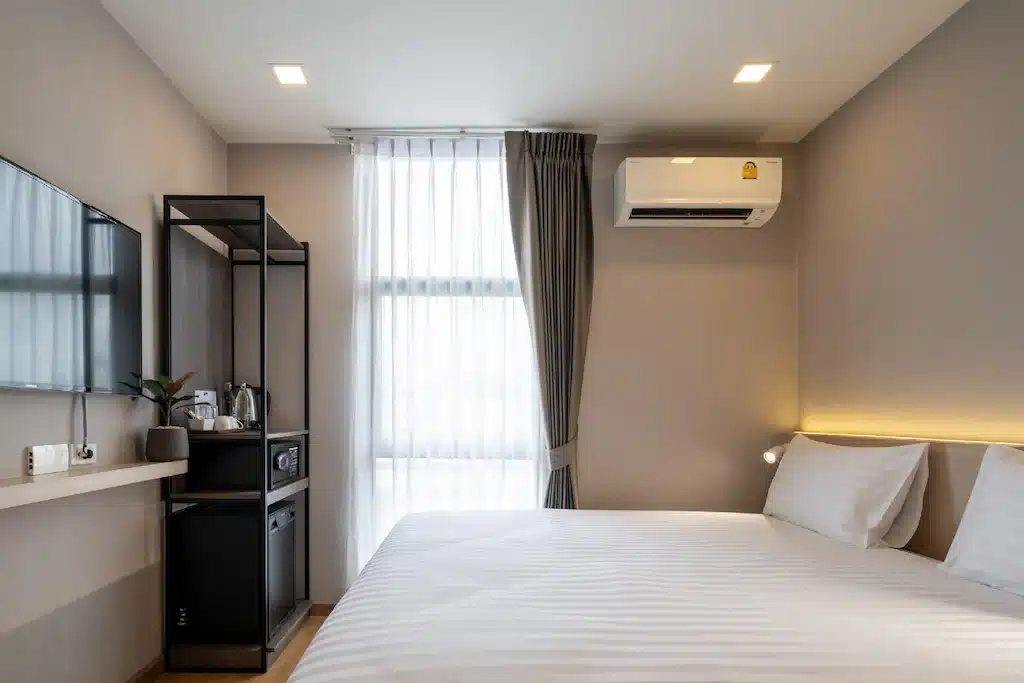 ห้องพักในโรงแรมพร้อมเตียงนุ่มสบายและโทรทัศน์ทันสมัย โรงแรมกรุงเทพ