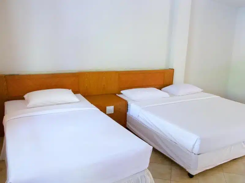 เตียงบนเตียงที่มีผ้าปูที่เป็นสีขาว ราชบุ เกาะสีชังที่พัก