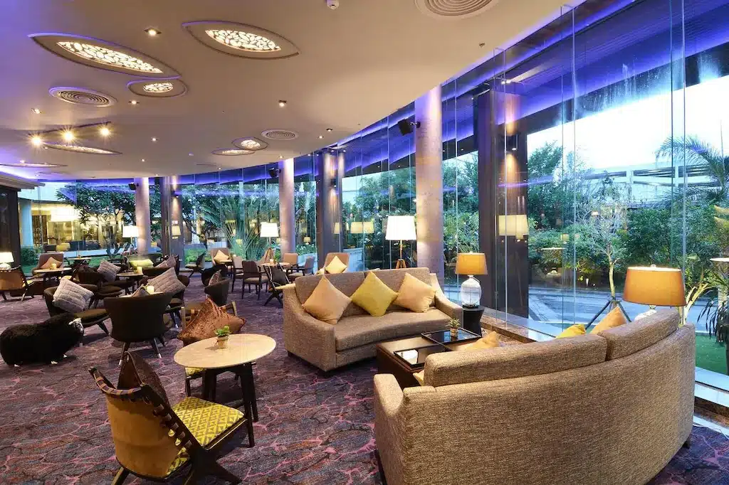 ล็อบบี้โรงแรมในราชบุรี ที่พักกรุงเทพ ที่เที่ยวมีผนังกระจกบานใหญ่