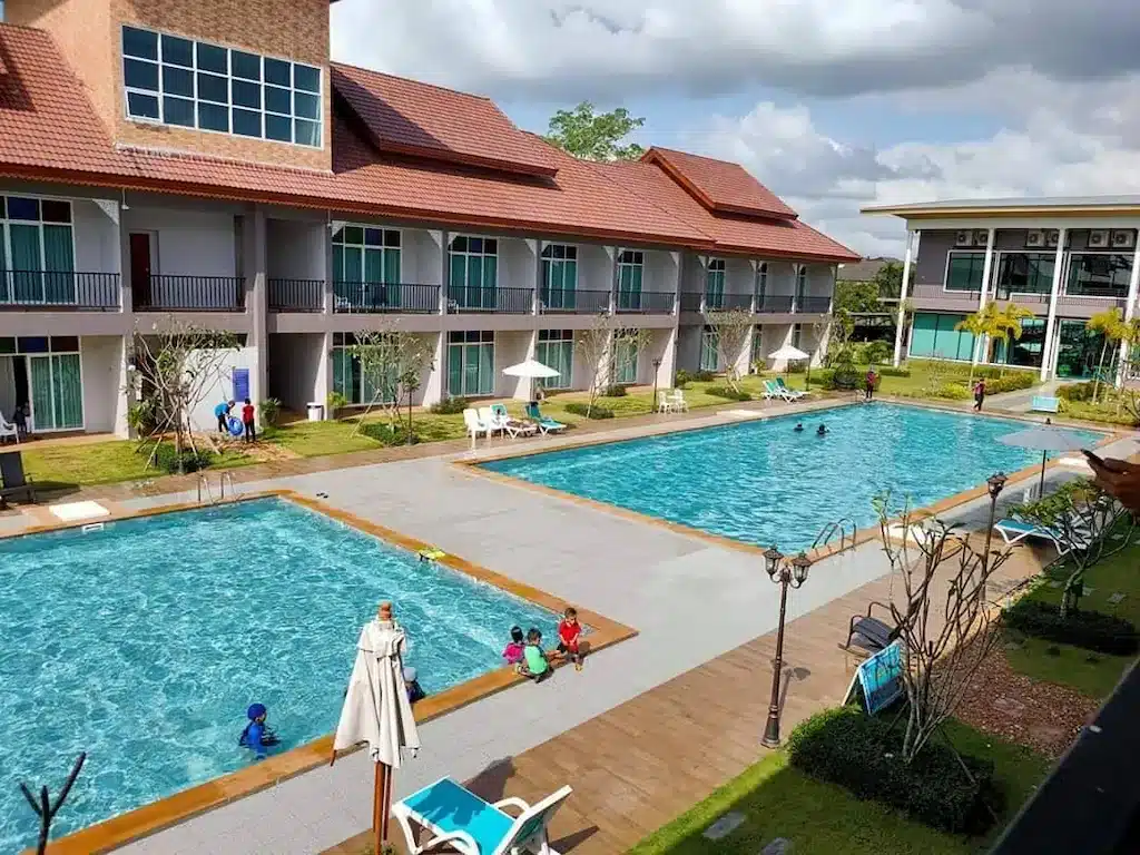 ว่ายน้ำ (สระว่ายน้ำ) ที่โรงแรมแห่งหนึ่งในประเทศไทย ที่เที่ยวหาดใหญ่