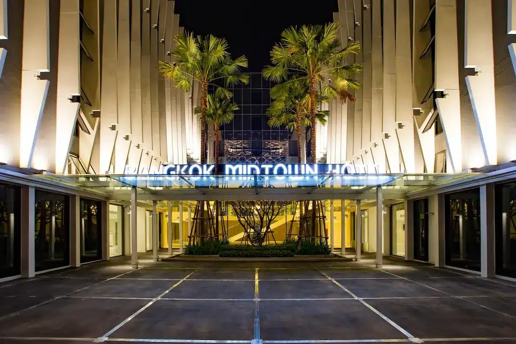 ทางเข้าโรงแรมยามค่ำคืนที่มีต้นปาล์มอยู่ในบริเวณ โรงแรมในกรุงเทพ ท่องเที่ยวราชบุรี