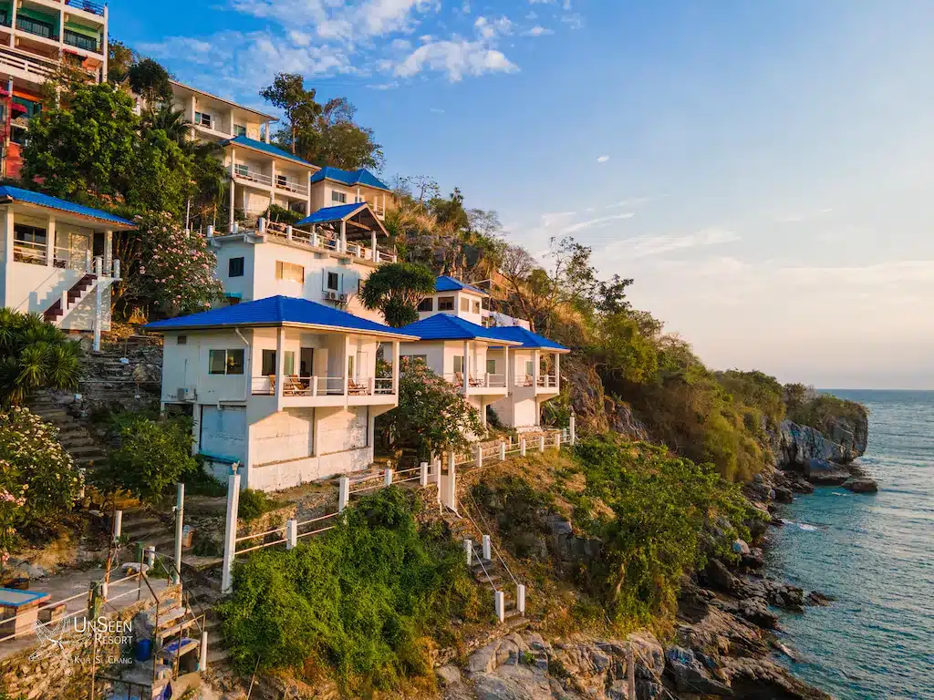 บ้านริมหน้าผาพร้อมวิวทะเลแบบพาโนรามาในจังหวัดราชบุรีอันงดงาม ที่พักเกาะสีชัง