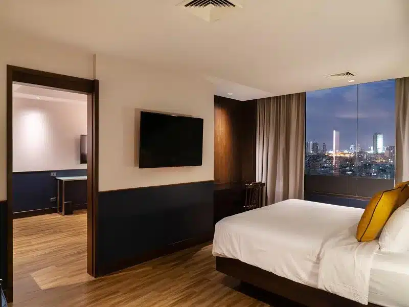 ห้องพักในโรงแรมพื้นที่ท่องเที่ยวราชบุรีพร้อมเตียงและทีวี ที่พักกทม