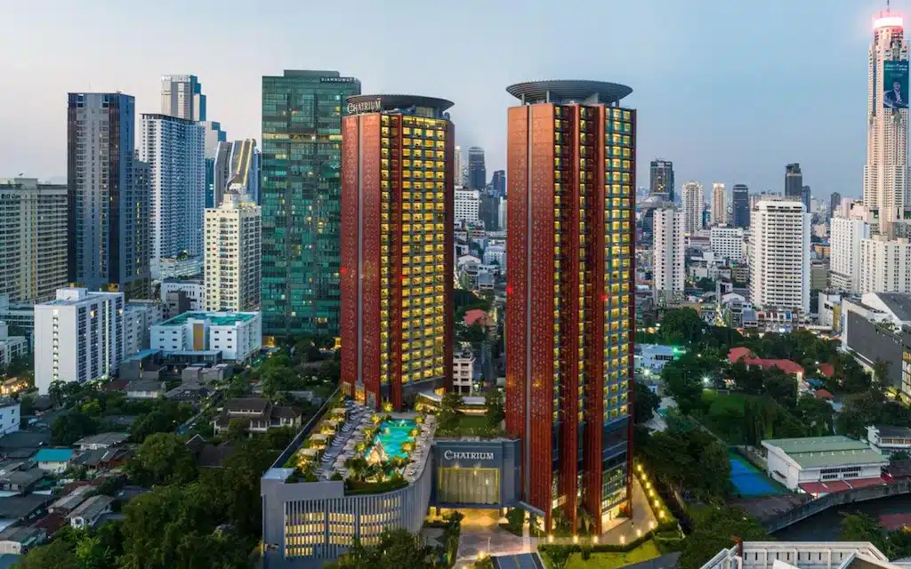 โรงแรมกรุงเทพ เส้นขอบฟ้าของกรุงเทพฯ ที่มีอาคารสูงเป็นพื้นหลัง แสดงให้เห็นภูมิทัศน์เมืองที่มีชีวิตชีวา