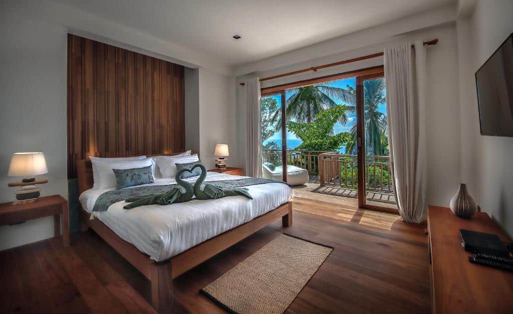 ห้องนอนพร้อมระเบียงมองเห็นวิวทะเลในราชบุรี ที่พักเกาะเต่า