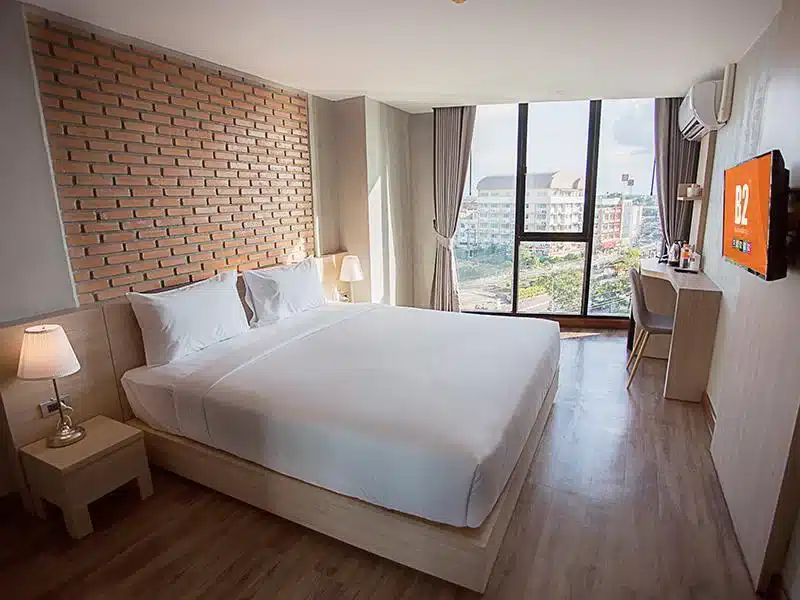 ห้องพักในโรงแรมพร้อมเตียงและทีวี ตั้งอยู่ในราชบุรีที่เที่ยว ที่เที่ยวหาดใหญ่
