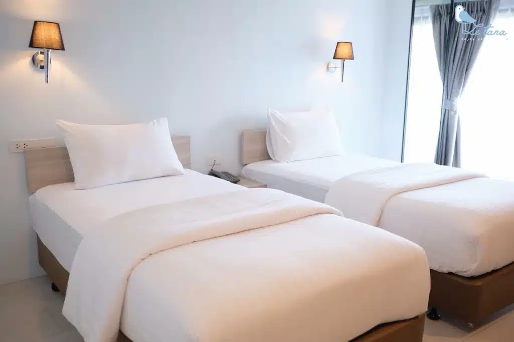 เตียงสองเตียงในห้องพักโรงแรมติดกันในจังหวัดระยอง วัดพระสมุทรเจดีย์