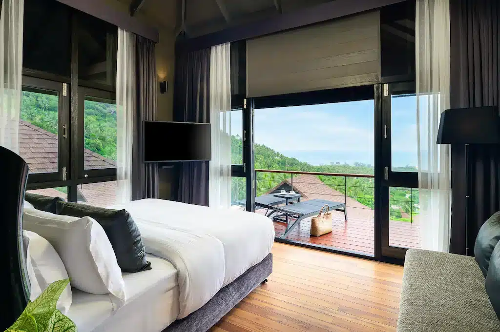ห้องนอนมองเห็นวิวทะเลและภูเขาในราชบุรีที่เที่ยว ที่พักเกาะเต่า