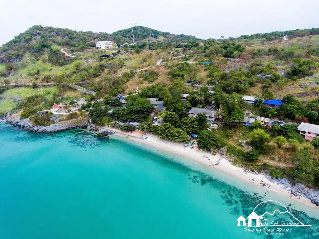 มุมมองทางอากาศของบ้านบนเนินเขา ที่พักเกาะสีชัง ที่มองเห็นชายหาดที่งดงามในราชบุรีที่เที่ยว