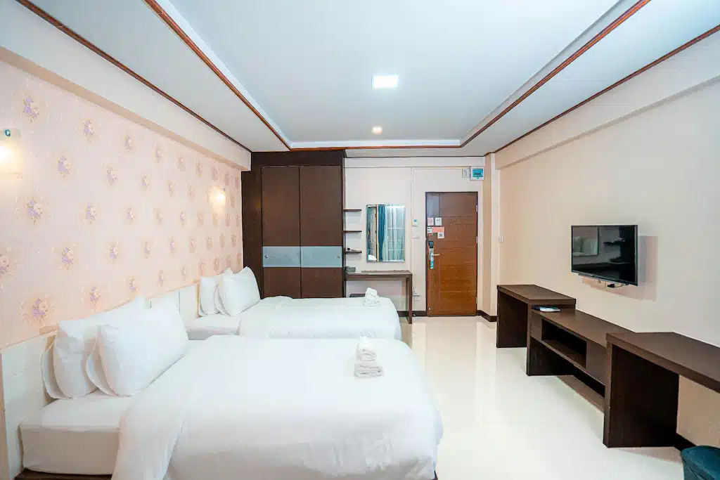 ห้องพักโรงแรมในสมุทรปราการพร้อมเตียง 2 เตียงและโทรทัศน์ โรงแรมสมุทรปราการ