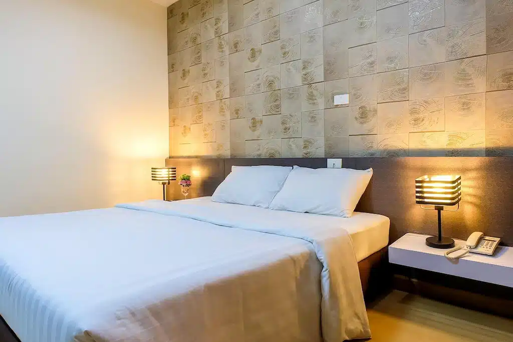 ห้องพักราคาประหยัดในอ่าวนาง มีเตียงนุ่มสบายและโคมไฟที่สะดวกสบาย โรงแรมอุดรธานี