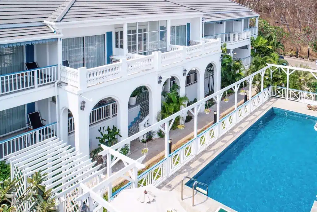 มุมมองทางอากาศของบ้านพร้อมสระว่ายน้ำในราชบุรี ที่พักเกาะสีชัง