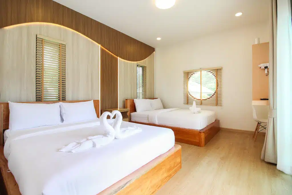 ห้องที่มีสองเตียงและพื้นไม้ พูลวิลล่าขนอมติดทะเล