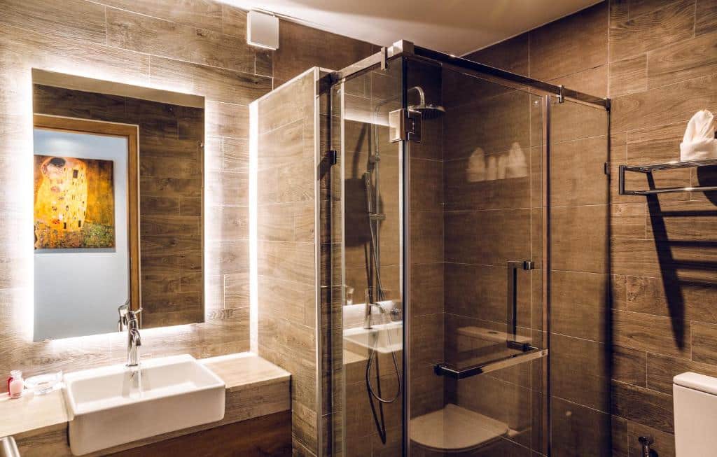         คำบรรยาย: ห้องอาบน้ำกระจกและอ่างล้างมือในห้องน้ำพร้อมทิวทัศน์อันงดงามของเที่ยวราชบุรี เกาะช้างที่พัก
