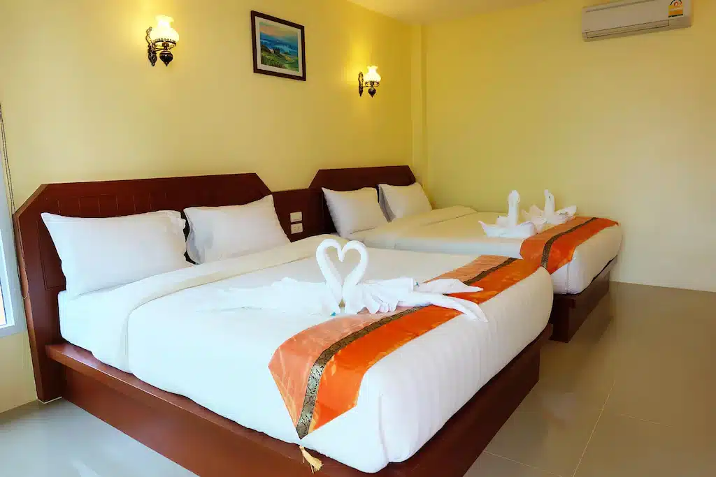 เตียงสองเตียงในห้องพร้อมผ้าเช็ดตัวที่เที่ยวราชบุรี เกาะช้างที่พัก