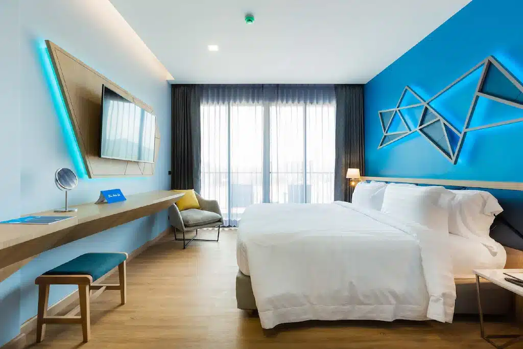 ห้องพักโรงแรมในอ่าวนาง กระบี่ ผนังสีฟ้าและเตียง ที่พักอ่าวนางติดทะเล