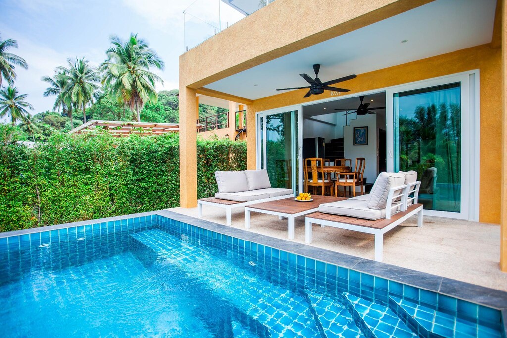 บ้านพร้อมสระว่ายน้ำและเก้าอี้นั่งเล่นในราชบุรีที่เที่ยว เกาะช้างที่พัก