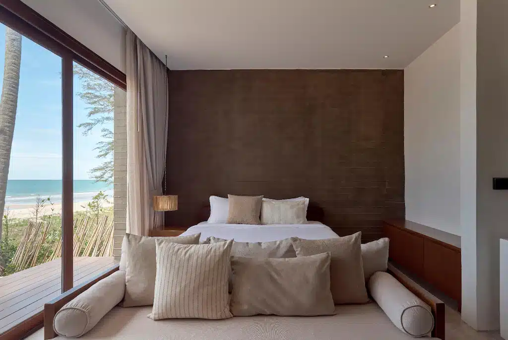 ห้องนอนที่มีหน้าต่างบานใหญ่มองเห็นชายหาด พูลวิลล่าขนอม