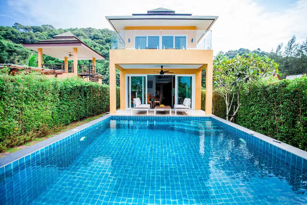 บ้านพร้อมสระว่ายน้ำด้านหน้า ตั้งอยู่ใน ราชบุรีที่เที่ยว. เกาะช้างที่พัก