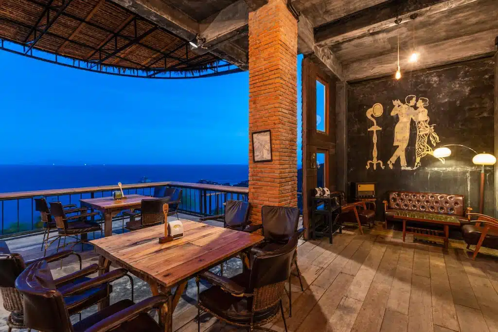 ร้านอาหารพร้อมโต๊ะและเก้าอี้ไม้มองเห็นวิวทะเลในที่พักท่องเที่ยวราชบุรี ที่พักเกาะเต่า