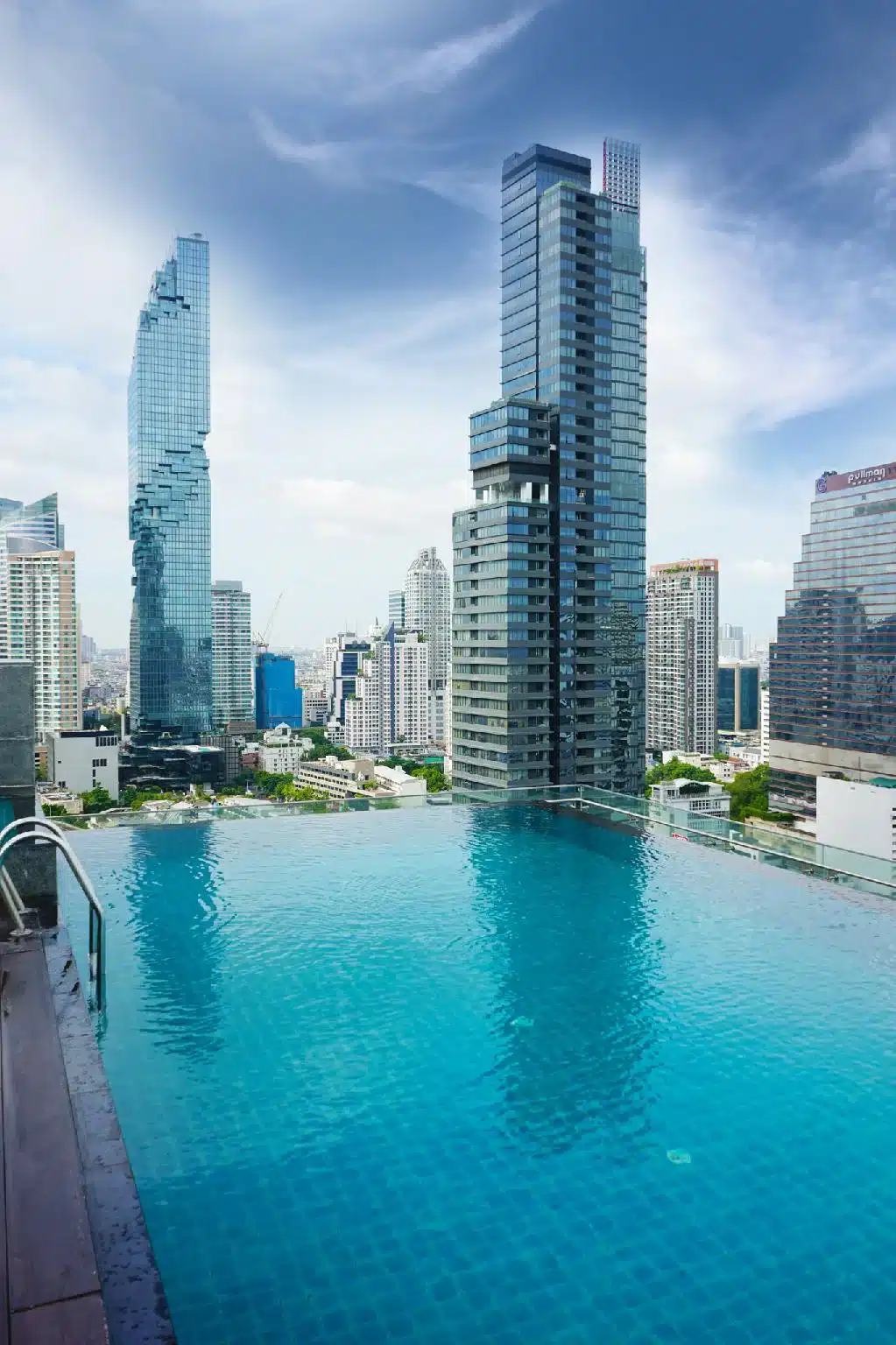 ตึกระฟ้าพร้อมสระว่ายน้ำสุดพิเศษในกรุงเทพฯ ประเทศไทย ที่พักกทม