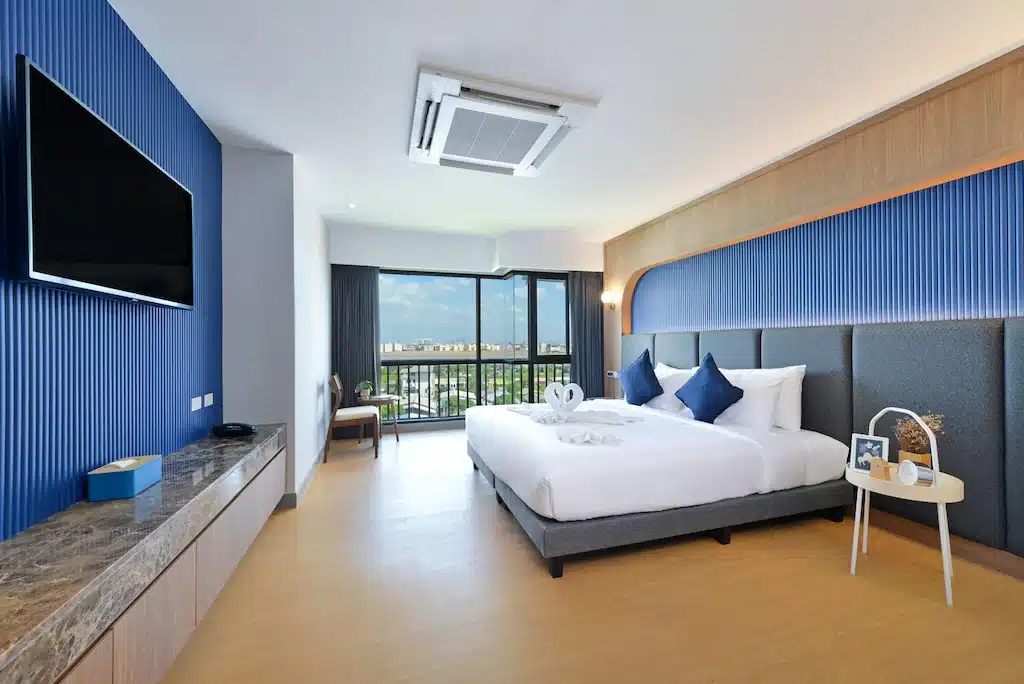 ห้องพักในโรงแรมผนังสีฟ้าและเตียงขนาดใหญ่ในรีสอร์ทสมุทรปราการ โรงแรมสมุทรปราการ