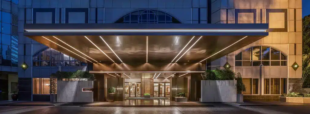 ทางเข้าโรงแรมยามค่ำคืนในราชบุรีที่เที่ยว บรรยากาศน่าหลงใหล เหมาะสำห โรงแรมกรุงเทพ รับนักเดินทางที่ต้องการสำรวจ