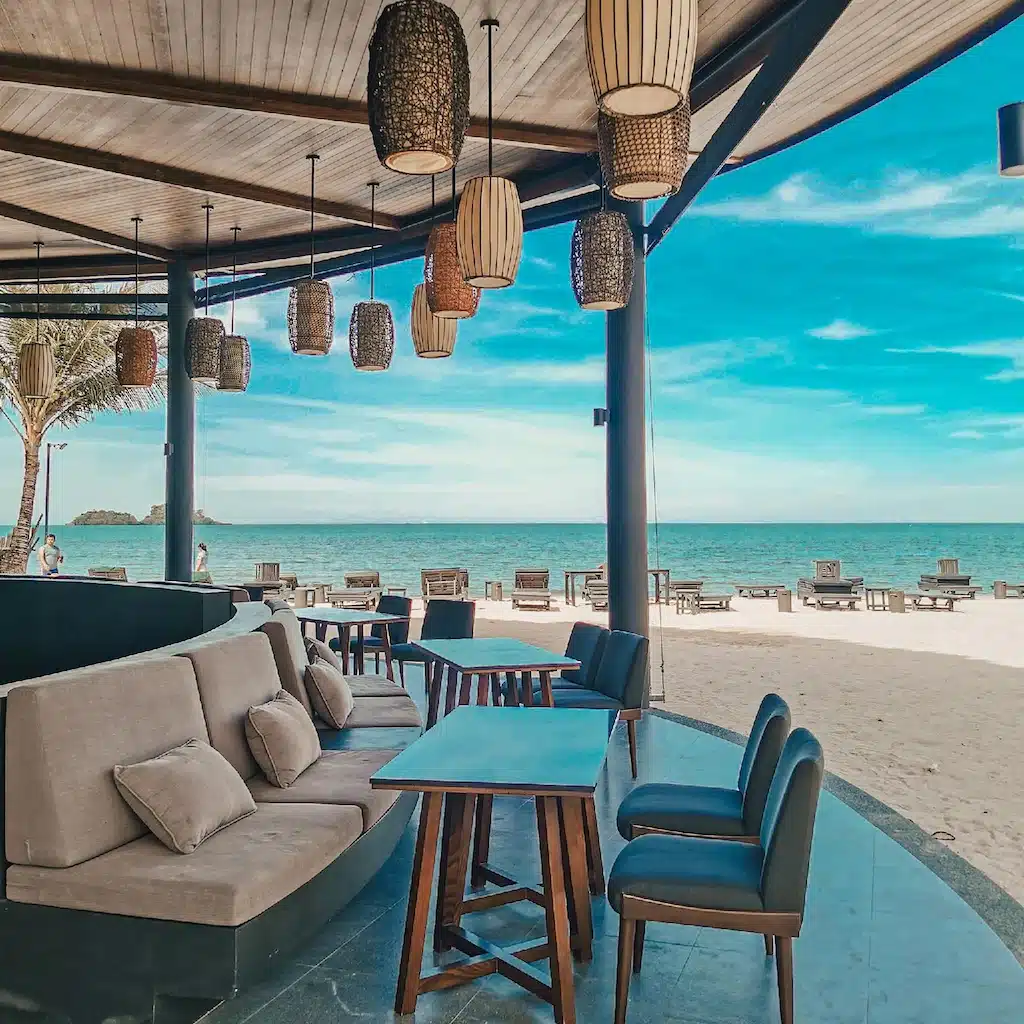 บริเวณราชบุรี: บาร์ริม ที่พักเกาะช้าง หาดพร้อมโต๊ะและเก้าอี้บนชายหาดในราชบุ