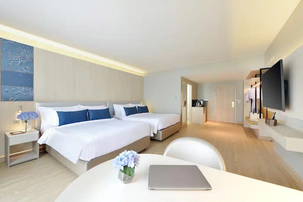 ห้องพักโรงแรมในพื้นที่ท่องเที่ยวราชบุรีพร้อมเตียง 2 เตียงและแล็ปท็อป ที่พักกทม