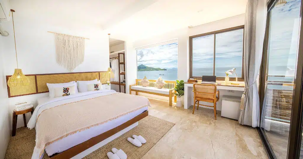 ห้องนอนพร้อมเตียงและวิวทะเลในราชบุรีที่เที่ยวสถานที่ท่อง เกาะเต่าที่พัก