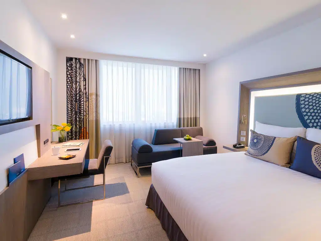 ห้องพักโรงแรมมีเตียง โต๊ะ ทีวี ใกล้ที่เที่ยวชัยนาท โรงแรมกรุงเทพ
