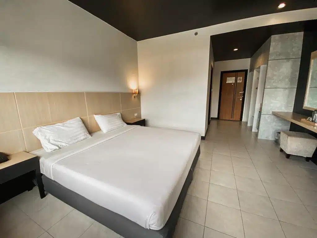 ห้องพักในโรงแรมที่มีเตียงและห้องน้ำ ที่เที่ยวยะลา