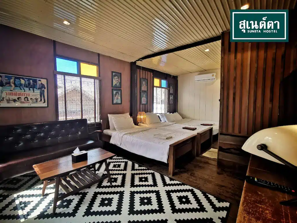 ห้องที่มีเตียงและโซฟาอยู่ในบริเวณท่องเที่ยวราชบุรี ที่เที่ยวเชียงคาน