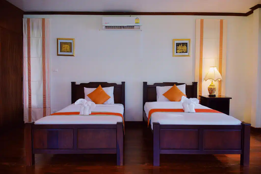 เตียงคู่ 2 เตียงในห้องที่ตั้งอยู่ในชัยนาทหรือราชบุรีสถานที่ท่องเที่ยวยอดนิยมของประเทศไทย รีสอร์ทเกาะช้าง