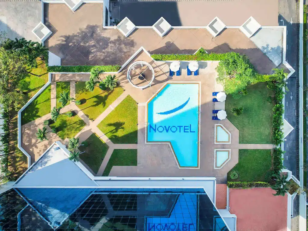 ภาพถ่ายทางอากาศของโรงแรมพร้อมสระว่ายน้ำในราชบุรีที่เที่ยว โรงแรมกรุงเทพ