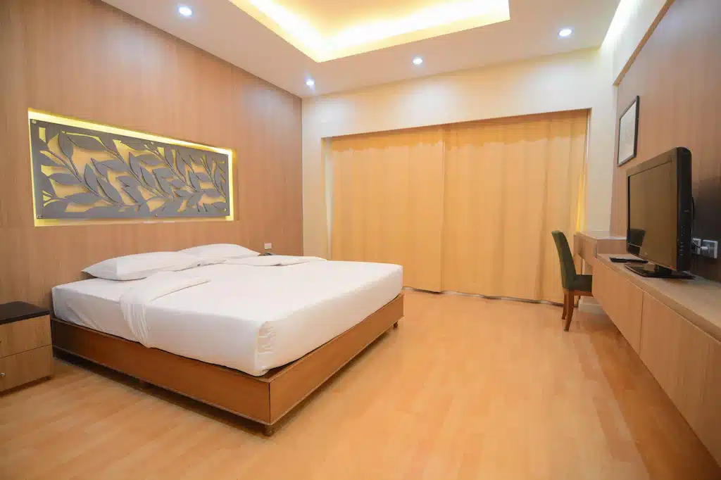 ห้องพักราคาประหยัดในอ่าวนางพร้อมเตียงนุ่มสบายและโทรทัศน์ โรงแรมอุดรธานี