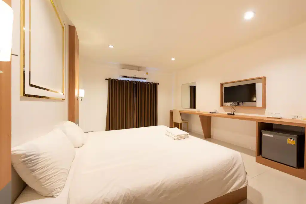ห้องพักโรงแรมในอ่าวนางที่พักพร้อมเตียงนุ่มสบายและโทรทัศน์ที่ทันสมัย รีสอร์ทอุดรธานี