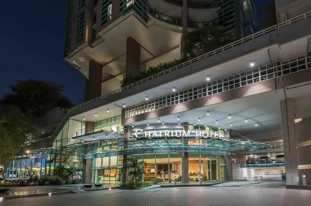 ทางเข้าโรงแรมในราชบุรียามค่ำคืนสถานที่ท่องเที่ยวยอดนิยม โรงแรมกรุงเทพ