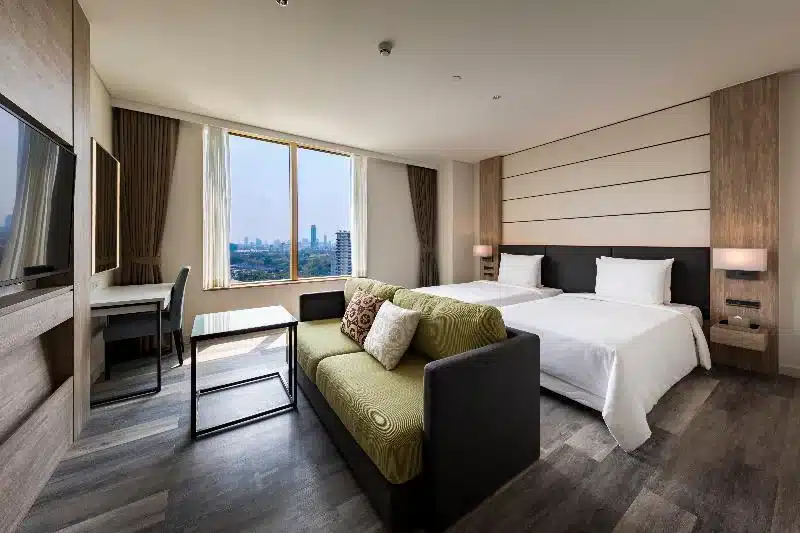 ห้องพักในโรงแรมกว้างขวางพร้อมเตียงขนาดคิงไซส์ที่นุ่มสบาย และทีวีจอแบนล้ำสมัย ที่พักกรุงเทพ